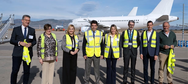 "El aeropuerto es una infraestructura clave para potenciar la posición estratégica y junto al Consell queremos desarrollar todas las posibilidades que ofrece", ha subrayado la presidenta del Gobierno Provincial