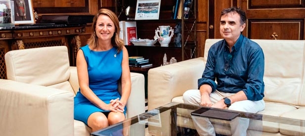 La alcaldesa de Castellón, Begoña Carrasco, recibe al arquitecto José María Forteza Oliver, adjudicatario de la redacción del proyecto para la rehabilitación integral del Mercado Central.