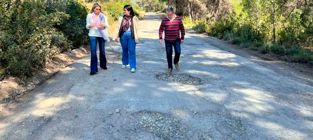 Marta Barrachina se hizo eco de las quejas de los residentes hartos de soportar un firme cuajado de baches “cada vez más peligrosos”.