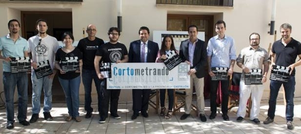 El presidente provincial, junto al diputado de Cultura, H&eacute;ctor Folgado, y el organizador de la iniciativa, Sergi Gonz&aacute;lez, ha sido el encargado de entregar la claqueta oficial de Cortometrando a los directores de los cortometrajes finalistas.