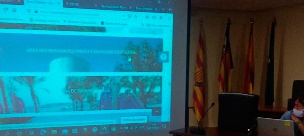 Esta App ofrece imágenes de los principales puntos de interés y, además de en una APP está disponible en las páginas webs de la localidad.