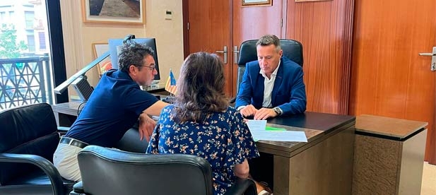 Jorge Monferrer se reúne con Vía Pública para "activar la limpieza de las playas" y garantizar su estado óptimo para la noche de San Juan. 