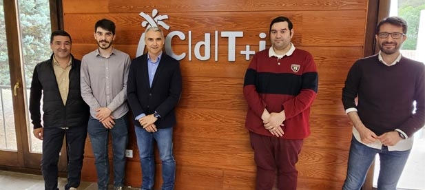 El regidor, junto a su compañero en el grupo municipal, Jesús Lecha, se entrevista con el director general de Turismo, José Manuel Camarero, que visita la instalación ubicada en la antigua Fábrica Giner.