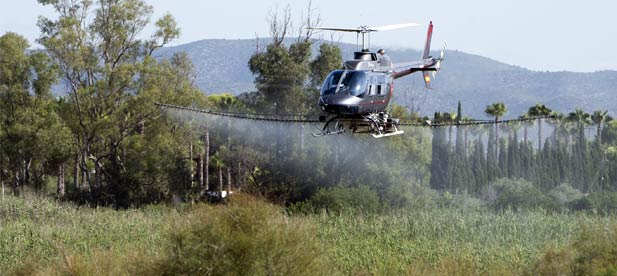 "La vía aérea permite actuar donde no llegan los medios terrestres y ganar eficacia contra los mosquitos", afirma José María Andrés