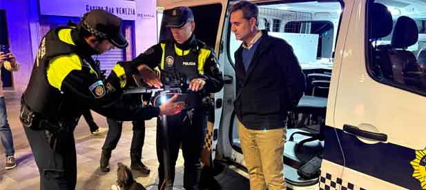 El dispositivo permite a los agentes de la Polic&iacute;a Local medir con precisi&oacute;n la velocidad a la que circulan los patinetes el&eacute;ctricos y detectar posibles manipulaciones