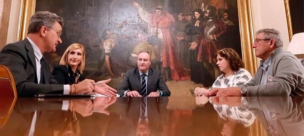 "Hoy el centenar de viviendas de Torre de la Sal sigue amenazado por un PSOE que pretende confiscar estos inmuebles y derribarlos. Queremos garantías para sus propietarios y fondos para regenerar la costa ya", señala la presidenta local del PP
