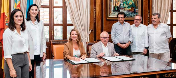 La primera edila destaca que "desde el equipo de gobierno apostamos por seguir recuperando nuestra señas de identidad. Con esta colección compartimos una parte muy importante de nuestra historia ligada al mar y a la pesca."