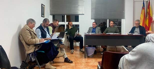 Para el PP, “esta decisión unilateral nace sin consenso” y castiga a vecinos “que llevan más de ocho años utilizando dependencias deportivas que no han recibido ni un euro en conservación ni tampoco en mantenimiento”.