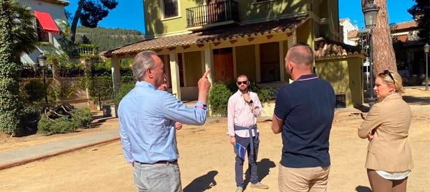 El equipo de gobierno de Alternativa por Navajas decide habilitar despachos en el edificio de la plaza del Olmo, después de echar al artista Manolo Rodríguez, pese a que el inmueble tiene serias limitaciones de espacio.