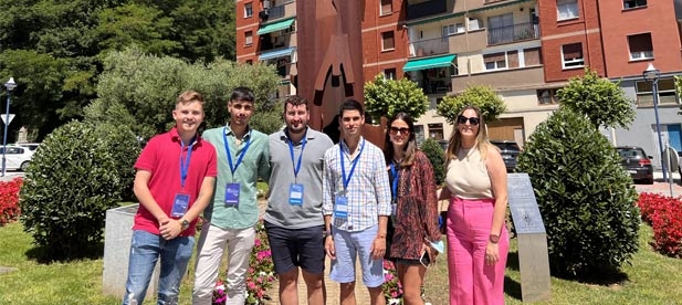 “No podemos permitir que los jóvenes no sepan qué pasó, queremos mantener vivo el Espíritu de Ermua frente a un PSOE que pacta con los herederos de ETA”, afirma Durá