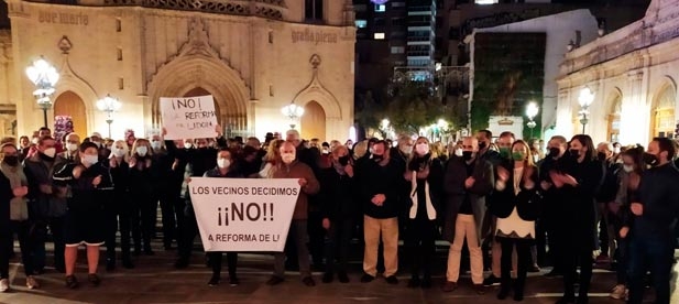 Desde el PP piden a la alcaldesa que recapacite porque aunque está a tiempo de parar este atropello a la participación ciudadana.