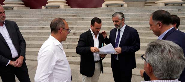 El portavoz del PP en Nules, José Adsuara, "pide al alcalde que se defina". "Está gobernando con los peores enemigos de nuestro patrimonio cultural. Los que rechazan proteger Les Casetes"