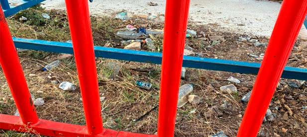 Los festejos de las playas, que recuperó un gobierno del Partido Popular tras décadas sin celebrarse, "hoy se maltratan por parte de un equipo de gobierno que no es capaz siquiera de acondicionar el terreno sobre el que se instalan los cadafales"