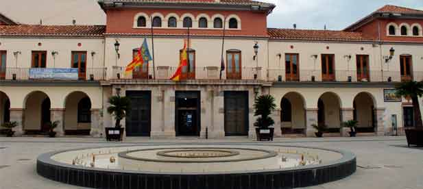 En el caso de Nules, son decenas las familias que cada d&iacute;a atienden a dependientes "y que reciben las ayudas que merecen porque el Consell ha decidido asumir el 30% que S&aacute;nchez no paga. Es la Generalitat la que est&aacute; auxiliando a las familias"