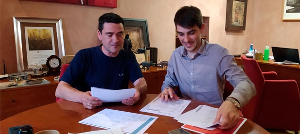 El PP exigió al primer edil en el último pleno que o bien renunciara al cargo público que ocupa como concejal o al procedimiento para optar a una plaza en el ayuntamiento en el que ostenta el cargo de alcalde