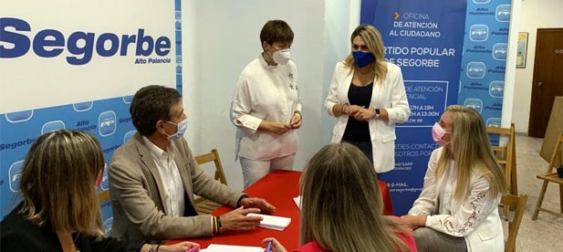 La presidenta provincial inaugura la nueva oficina de Segorbe con la presidenta del PP de la localidad, Mª Carmen Climent.