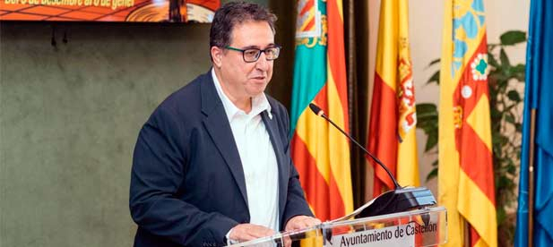 El edil destaca que el encendido de luces del 5 de diciembre llegará a 35 barrios, 10 más que en 2023, con tardeos musicales en los cuatro distritos, y que del 6 al 8 de diciembre se celebrarán 21 cuentacuentos en toda la ciudad.