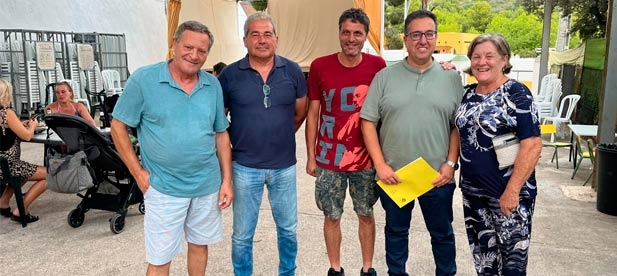 En su visita a la asociación de vecinos Tossal Gros, el edil de Barrios, Modernización y Participación Ciudadana recoge otras peticiones vecinales que son prioritarias como la limpieza de solares para prevenir incendios o el asfaltado de calles