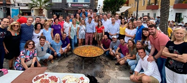 El presidente regional, Carlos Mazón ha participado esta tarde en la paella del Grao.