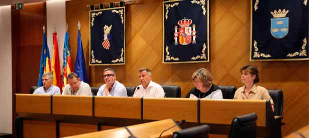 La reuni&oacute;n ha abordado la devoluci&oacute;n de m&aacute;s de 8,5 millones cobrados indebidamente, la situaci&oacute;n del Pativel y el inter&eacute;s de varios propietarios en adquirir los terrenos de quienes no quieran continuar.