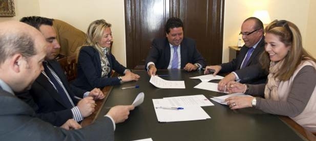 En el convenio, la instituci&oacute;n provincial participa en la subvenci&oacute;n del transporte con el 70% de coste total del servicio que es de  40.500 euros.