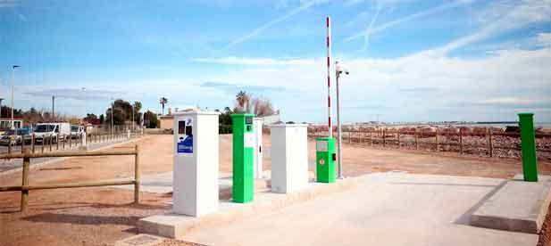 El contrato, cuya previsi&oacute;n no supone coste directo para las arcas municipales, garantizar&aacute; servicios de suministro el&eacute;ctrico, agua y atenci&oacute;n al usuario en nueve idiomas.