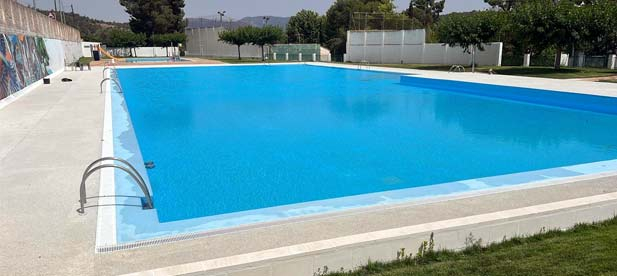 Durante el mes de junio, los vecinos de Navajas acuden a la piscina de Carrica, en Segorbe. Esta instalación abre en junio “y permite a las familias pegarse un chapuzón”.