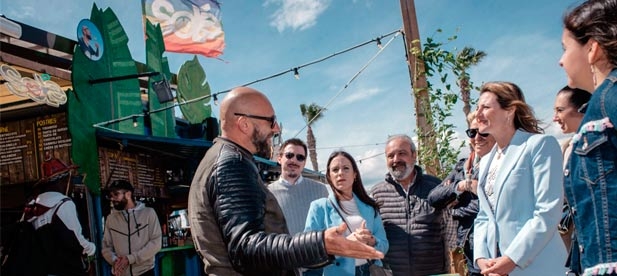 Carrasco ha supervisado esta mañana la instalación de pasarelas, puntos de información, socorrismo y otros servicios activos en las playas del Pinar y del Gurugú