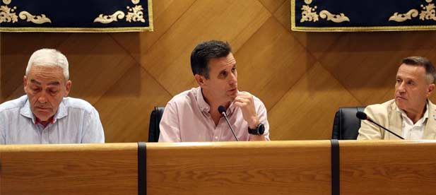 El equipo de gobierno, liderado por el PP, cumple su compromiso con hosteleros y vecinos de la costa, ejecutando las obras fuera del periodo estival, a diferencia de la planificación del anterior gobierno socialista.