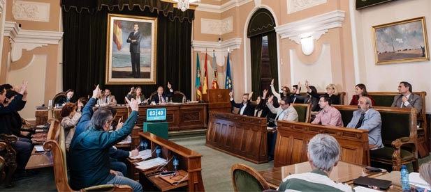 El pleno aprueba medidas clave: compromiso contra la violencia machista, Plan de Quemas, prórroga del Plan de Movilidad hasta 2026 y más transparencia en el Ayuntamiento.