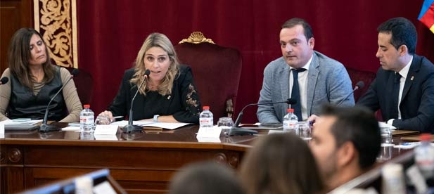 "¿Qué ganan los vecinos, la industria cerámica, la agricultura y la pesca de nuestra provincia con acuerdos como el tomado por Pedro Sánchez para lograr ser presidente del Gobierno?", ha lamentado la presidenta de la Diputación