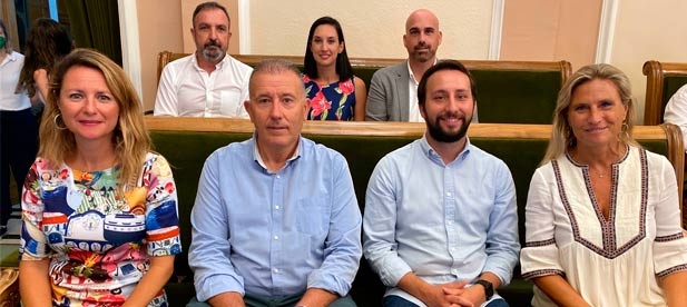 La portavoz de los Populares ha lamentado que la alcaldesa socialista, que milita en un partido que tantas víctimas mortales ha llorado por la acción de ETA, se preste a este juego político de sus socios de gobierno.