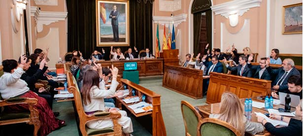 En la sesión de hoy también se ha aprobado por unanimidad una moción que insta a la elaboración, con la participación conjunta de todos los grupos políticos, de las bases para la campaña de los bonos comerciales para el año 2026