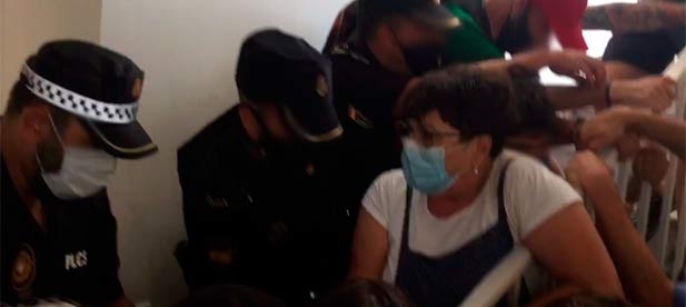 Carrasco ha afeado a "María Jesús Garrido y Fernando Navarro, concejales del equipo de gobierno de Amparo Marco, que son quienes deberían dar ejemplo, protagonizaran altercados e increparan a la Policía Local, que estaba cumpliendo órdenes"