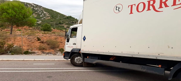 La apertura de un carril bici ha provocado el estrangulamiento de la calzada y genera dificultades entre los vehículos pesados para poder acceder a las naves industriales