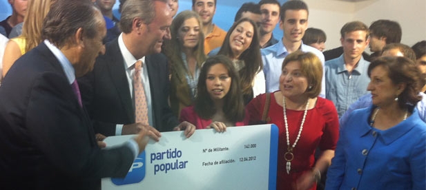 El Presidente del PPCV, Alberto Fabra junto al Presidente Provincial, Carlos Fabra hacen entrega simb&oacute;lica del carnet de afiliado al PP n&uacute;mero 142.000 a Naomi Palmer Ruzafa