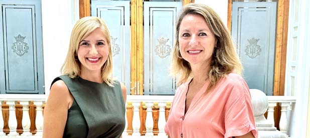 La alcaldesa de la ciudad, Begoña Carrasco, ha felicitado a Salomé Pradas por su reciente nombramiento como consellera.