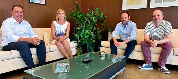 El diputado de Residuos, Ximo Llopis, ha mantenido una reunión con la consellera de Medio Ambiente, Agua, Infraestructuras y Territorio, Salomé Pradas, y el director general de Calidad y Educación Ambiental, Jorge Blanco