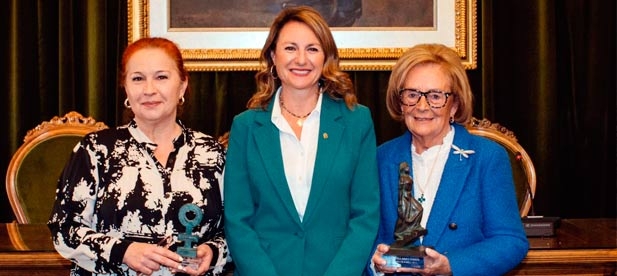 El Salón de Plenos acoge también la entrega de los "Premios Relatos de Mujeres 2023" a Nuria García y Nélida Leal