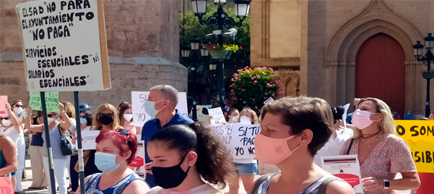 En sus manos está saldar esta deuda de 7 meses y que asciende a 750.000 euros, un dinero necesario para asegurar el empleo de 59 trabajadores, que atienden a diario a 209 personas dependientes.