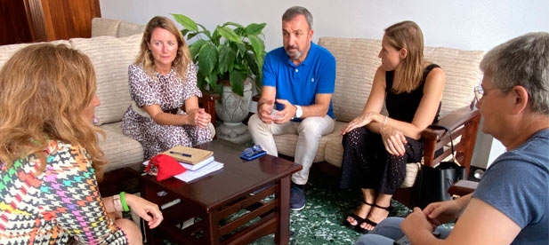 Denuncian que "para acceder al centro hay que sortear aceras levantadas y maquinaria pesada, además de tener que soportar el molesto ruido en las aulas"