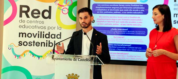 María España destaca el papel central de los colegios en la vida de los barrios