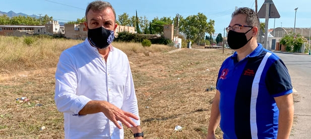 Desvela que los vecinos de la zona afectada por el fuego de ayer ya habían remitido escritos al equipo de gobierno instando a la limpieza y mantenimiento del descampado, obteniendo como respuesta el más clamoroso de los silencios.