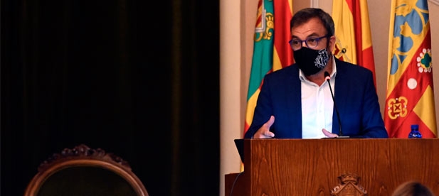 Redondo: "Mientras la alcaldesa socialista Amparo Marco todavía está recopilando propuestas y perfilando los pasos a seguir para salir reforzados, los sectores productivos ya están trabajando en la reactivación de la economía local."