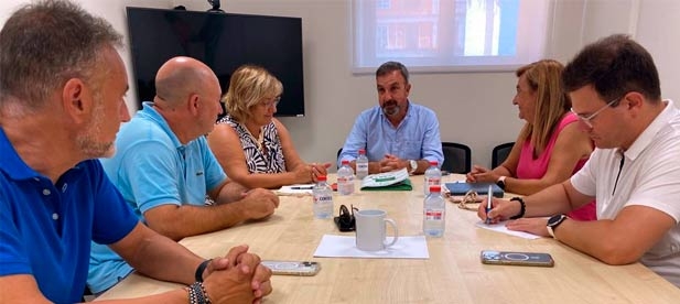 Redondo: “Se trata de una iniciativa pionera a nivel municipal en el que las compañías y el Ayuntamiento estaremos en contacto para conocer qué perfiles necesitan y ofrecerles a los ciudadanos las enseñanzas teóricas requeridas"