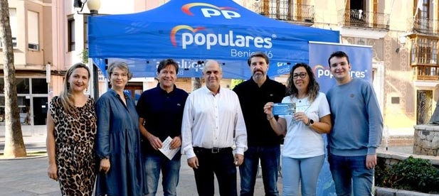 José Antonio Redorat, presidente del PP en Benicarló, y el candidato a las municipales, Juan Manuel Cerdá, toman la calle para reclamar al ayuntamiento y al Gobierno de España el desalojo de los okupas en menos de 24 horas