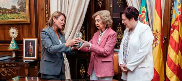 Bego&ntilde;a Carrasco destaca el car&aacute;cter hist&oacute;rico y emotivo de la visita de la Reina Sof&iacute;a en el marco del congreso de la FESBAL, durante la cual tambi&eacute;n conoce el &ldquo;Carro Solidario&rdquo; del Banco de Alimentos de Castell&oacute;n.