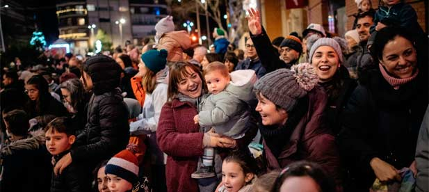 El desfile cont&oacute; con la participaci&oacute;n de 315 figurantes, nueve carrozas, el reparto de m&aacute;s de 5.000 kilos de caramelos y la habilitaci&oacute;n de una zona inclusiva destinada a ni&ntilde;as y ni&ntilde;os con trastorno del espectro autista (TEA).