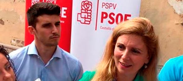 El concejal socialista Jorge Ribes (detrás de Amparo Marco) resultó ser beneficiario de una tarjeta gratuita para viajar en transporte público, gracias a una campaña promovida desde su misma concejalía.
