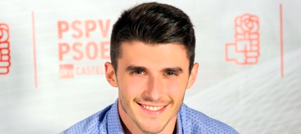 El concejal socialista de movilidad y juventud, Jorge Ribes se concede a sí mismo una tarjeta gratuita de transporte público.